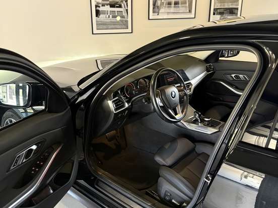 BMW-320i-2020