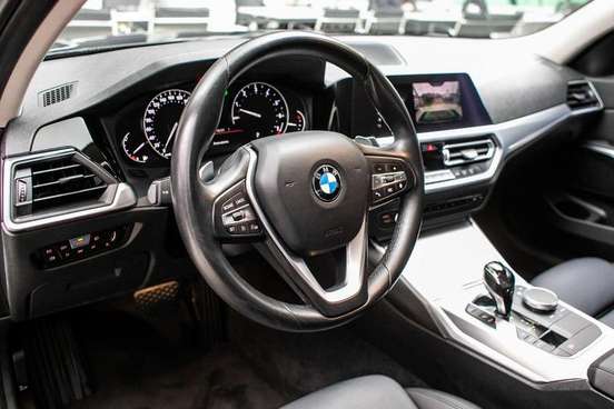 BMW-320i-2019
