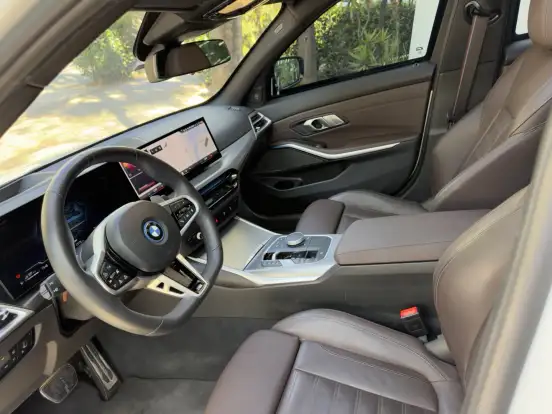 BMW-330e-2025