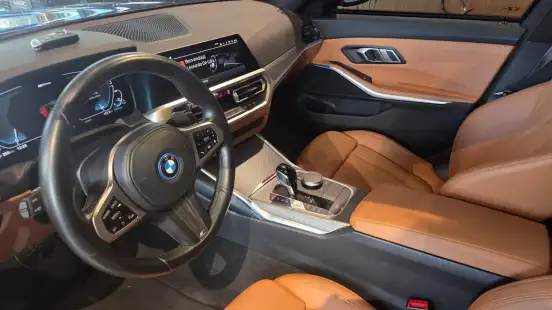 BMW-330e-2022