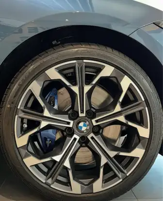 BMW-330e-2025