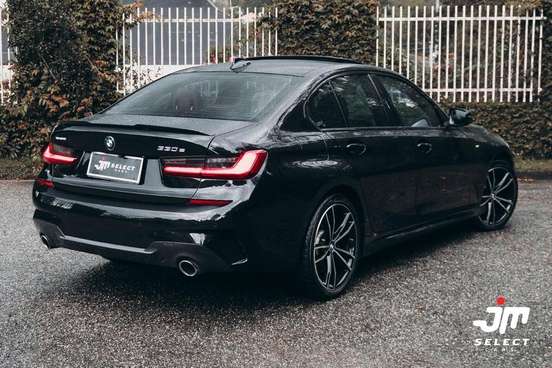 BMW-330e-2021