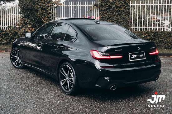 BMW-330e-2021