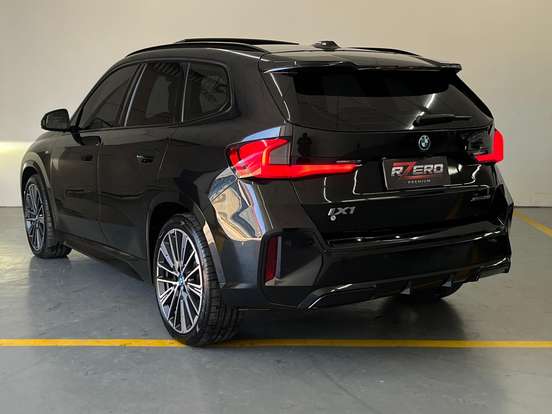 BMW-iX1-2024