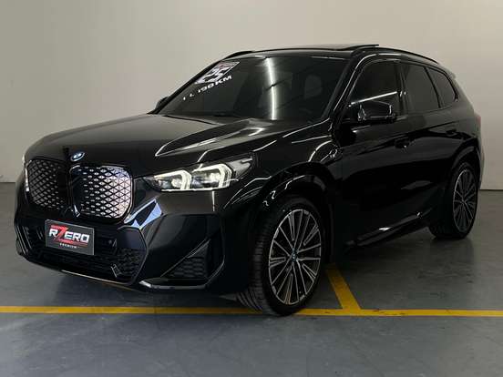 BMW-iX1-2024
