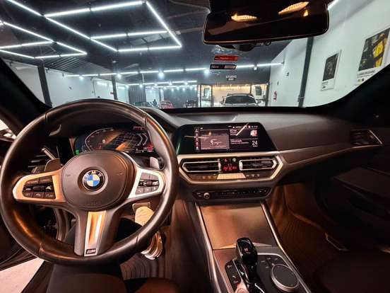 BMW-320i-2021