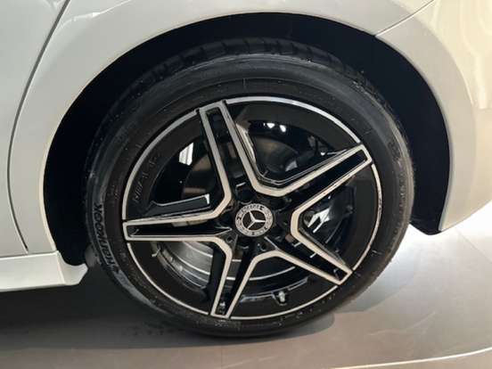 MERCEDES-BENZ-A 200-2024