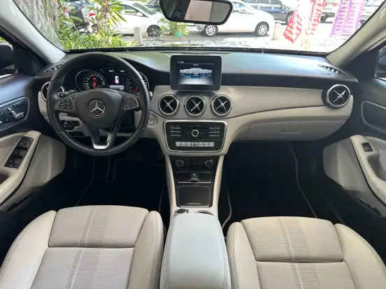 MERCEDES-BENZ-GLA 200-2019