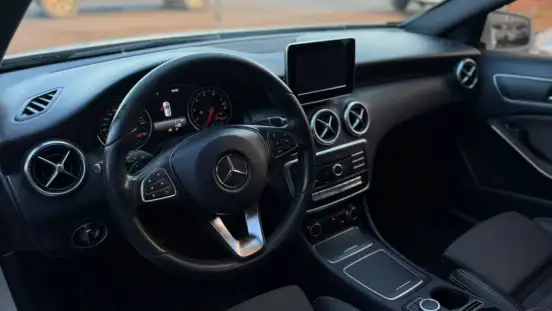 MERCEDES-BENZ-GLA 200-2017