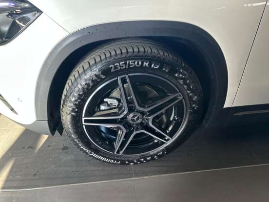 MERCEDES-BENZ-GLA 200-2025