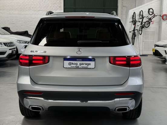 MERCEDES-BENZ-GLB 200-2023