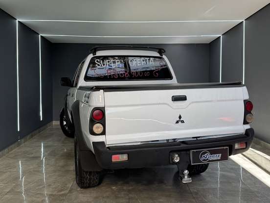 MITSUBISHI-L200-2011