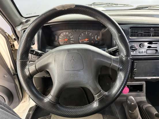 MITSUBISHI-L200-2011