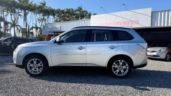 MITSUBISHI-OUTLANDER-2013