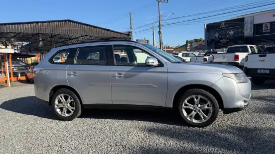 MITSUBISHI-OUTLANDER-2013