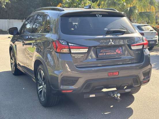 MITSUBISHI-OUTLANDER-2021