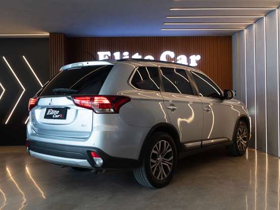 MITSUBISHI-OUTLANDER-3.0 GT 4X4 V6 24V GASOLINA 4P AUTOMÁTICO MITSUBISHI-OUTLANDER-2016