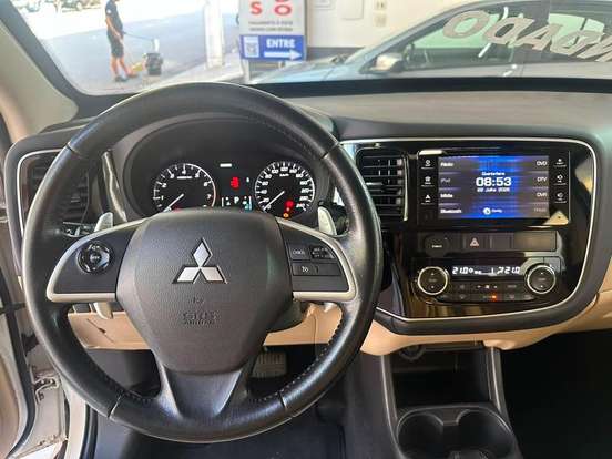 MITSUBISHI-OUTLANDER-3.0 GT 4X4 V6 24V GASOLINA 4P AUTOMÁTICO MITSUBISHI-OUTLANDER-2013