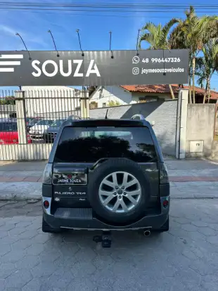 MITSUBISHI-PAJERO-2012