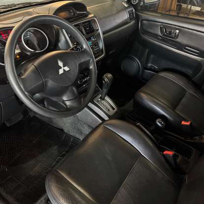 MITSUBISHI-PAJERO TR4-2010