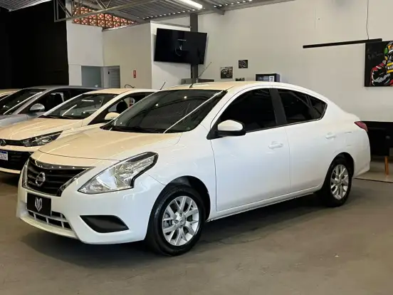 NISSAN-VERSA-2017