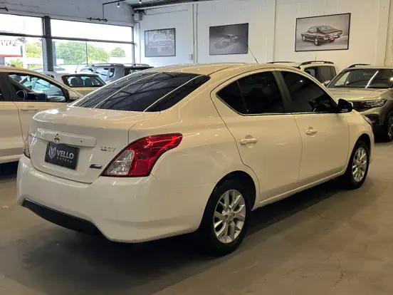 NISSAN-VERSA-2017
