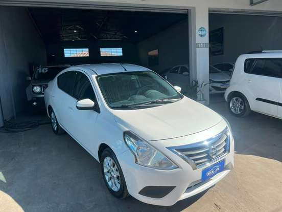 NISSAN-VERSA-2017
