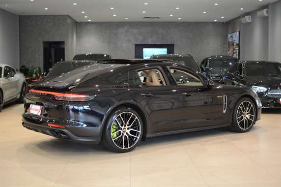 PORSCHE-PANAMERA-2023