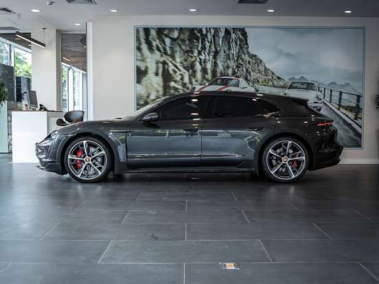 PORSCHE-TAYCAN-2024