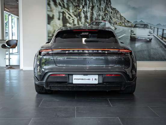 PORSCHE-TAYCAN-2024