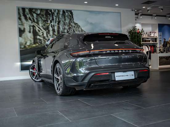 PORSCHE-TAYCAN-2024