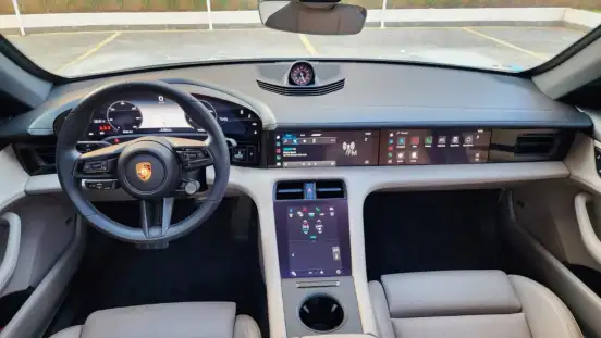PORSCHE-TAYCAN-2023