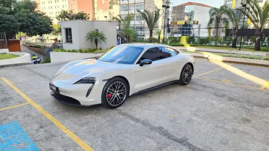 PORSCHE-TAYCAN-2023