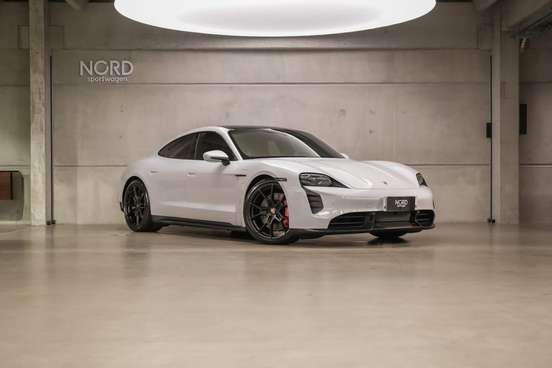 PORSCHE-TAYCAN-2023