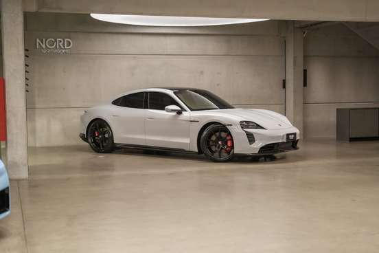 PORSCHE-TAYCAN-2023