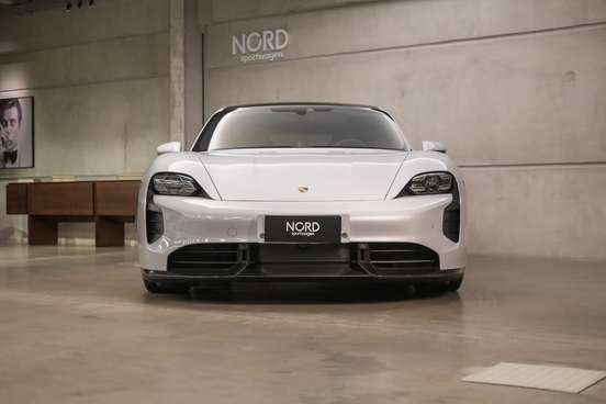 PORSCHE-TAYCAN-2023
