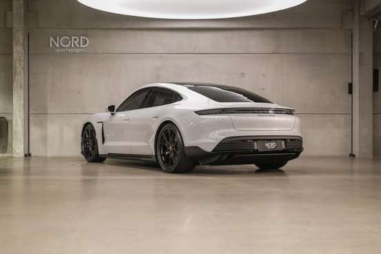 PORSCHE-TAYCAN-2023