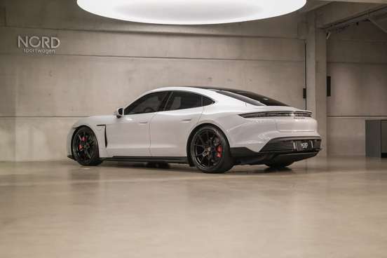 PORSCHE-TAYCAN-2023