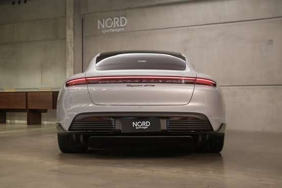 PORSCHE-TAYCAN-2023