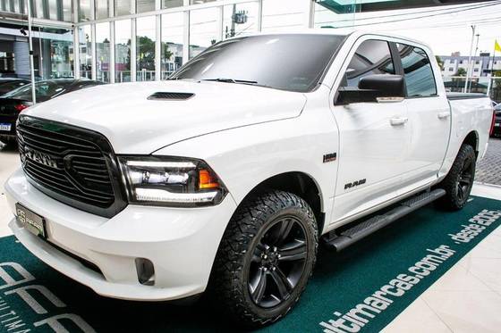 RAM CLASSIC 5.7 V8 GASOLINA LARAMIE NIGHT EDITION CD 4X4 AUTOMÁTICO