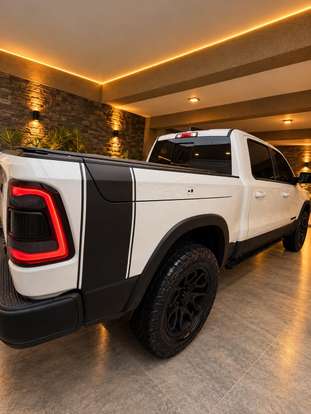 RAM-1500-5.7 V8 GASOLINA REBEL CD 4X4 AUTOMÁTICO RAM-1500-2023