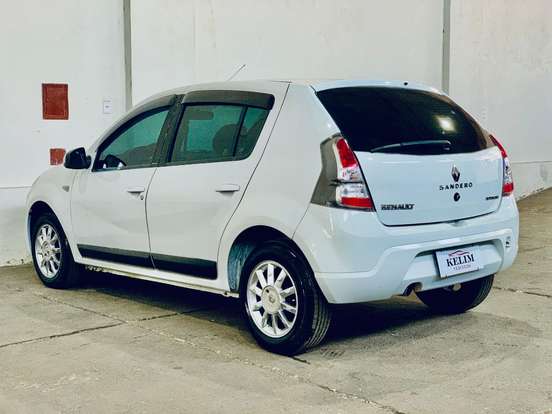RENAULT-SANDERO-2013