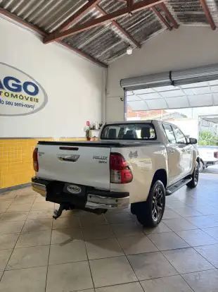 TOYOTA-HILUX-2023