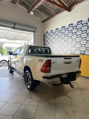 TOYOTA-HILUX-2023