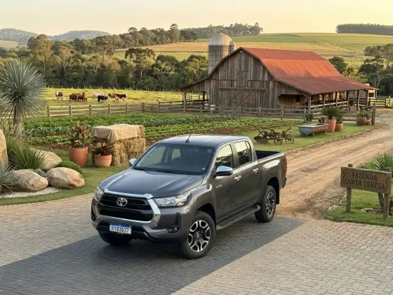 TOYOTA HILUX 2.8 D-4D TURBO DIESEL CD SRV 4X4 AUTOMÁTICO