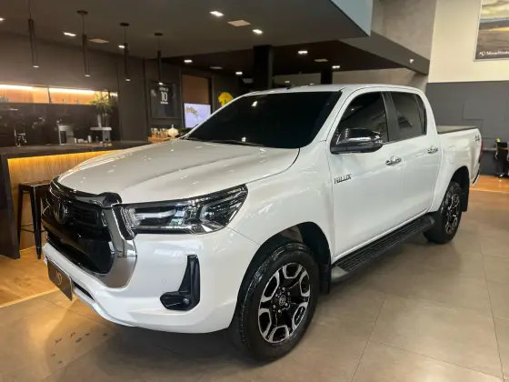 TOYOTA HILUX 2.8 D-4D TURBO DIESEL CD SRX PLUS 4X4 AUTOMÁTICO