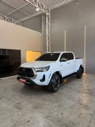 TOYOTA HILUX 2.8 D-4D TURBO DIESEL CD SRX PLUS 4X4 AUTOMÁTICO