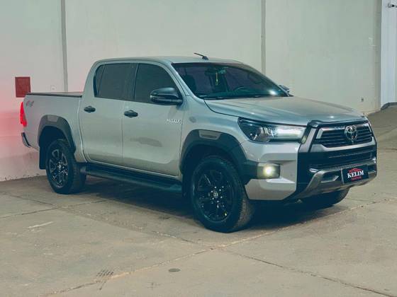TOYOTA HILUX 2.8 D-4D TURBO DIESEL CD CONQUEST 4X4 AUTOMÁTICO