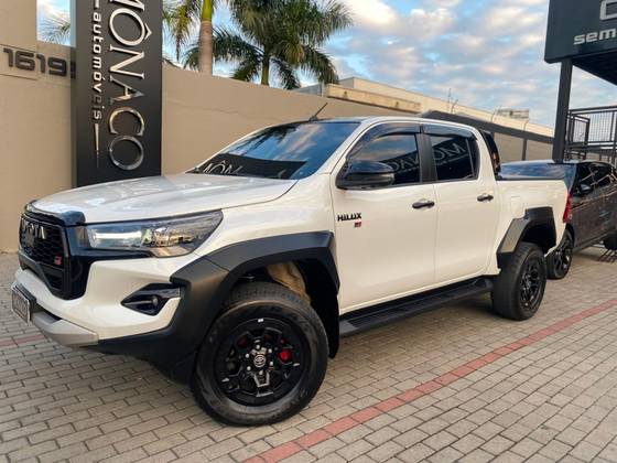 TOYOTA HILUX 2.8 D-4D TURBO DIESEL CD GR-S 4X4 AUTOMÁTICO