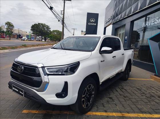 TOYOTA HILUX 2.8 D-4D TURBO DIESEL CD SRX 4X4 AUTOMÁTICO